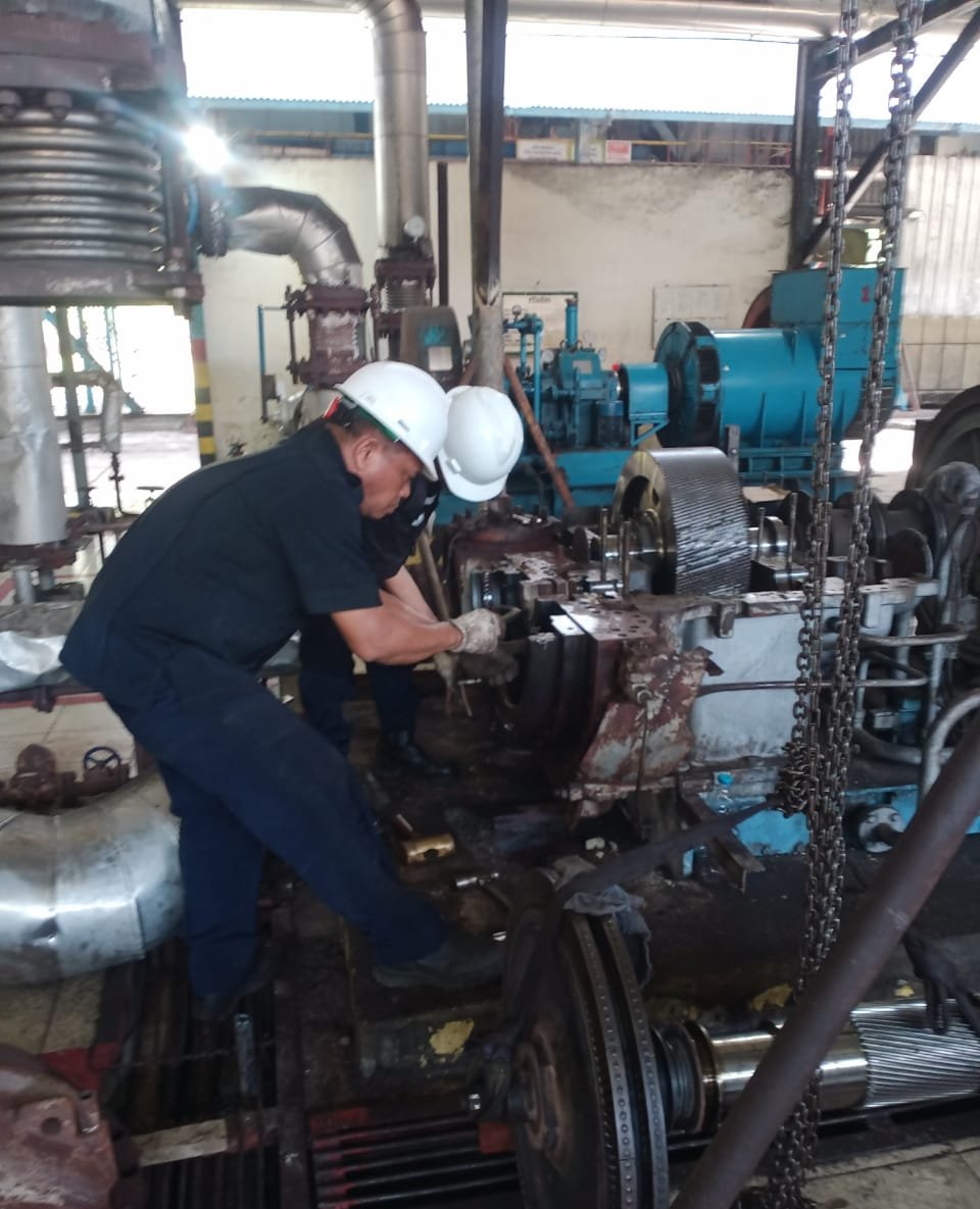 SGE technicians performing field overhaul work
